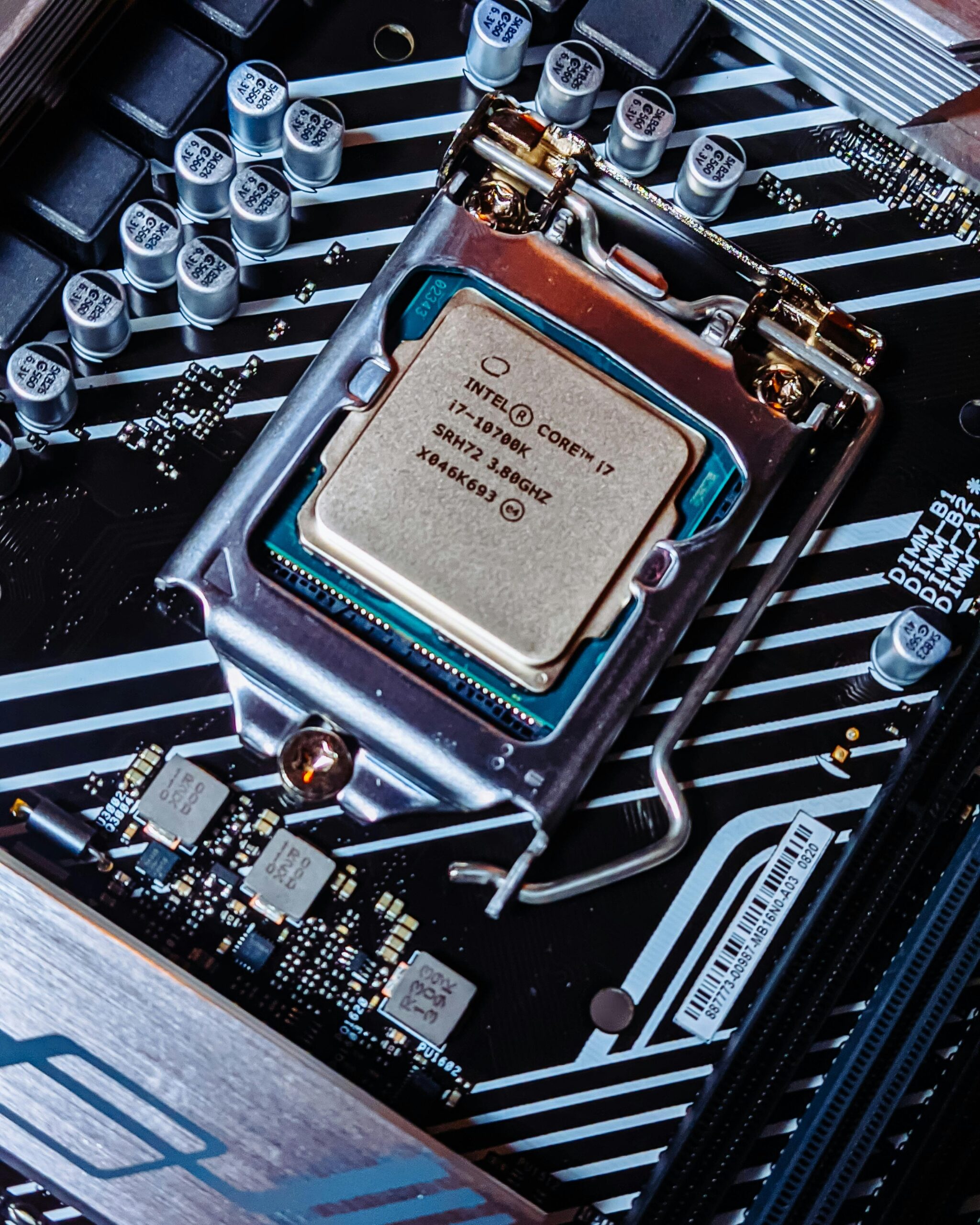 Read more about the article Intel vs AMD. Ktorý procesor je pre teba?
